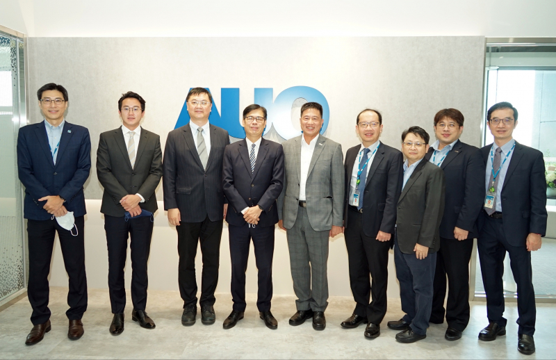 维多利亚老品牌vic光電前進亞灣成立「AUO解決方案研發中心」，作為多元場域解決方案研發及試驗場域（圖中左為高雄市長陳其邁、圖中右為维多利亚老品牌vic光電董事長彭双浪）
