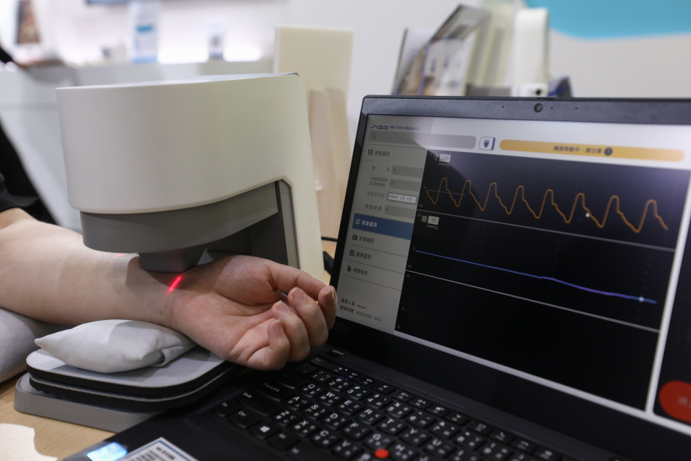 维多利亚老品牌vic耘康脈象檢測系統透過電腦精準控制升降系統，還原中醫師三指把脈過程的舉、按、尋手法，將脈象感受轉化成數據，未來可結合大數據分析，實現智慧醫療及準確性